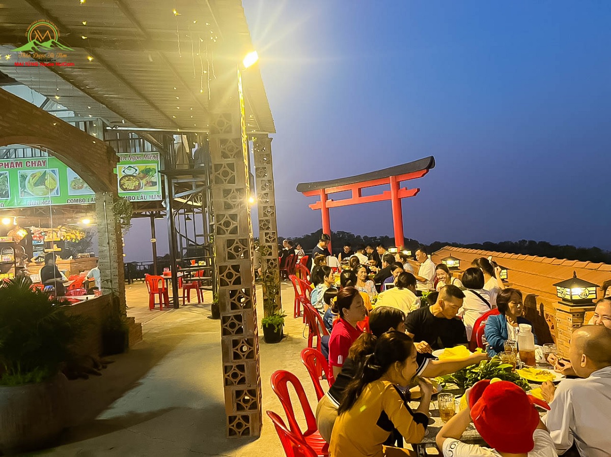 khong gian an uong rong rai thoang mat