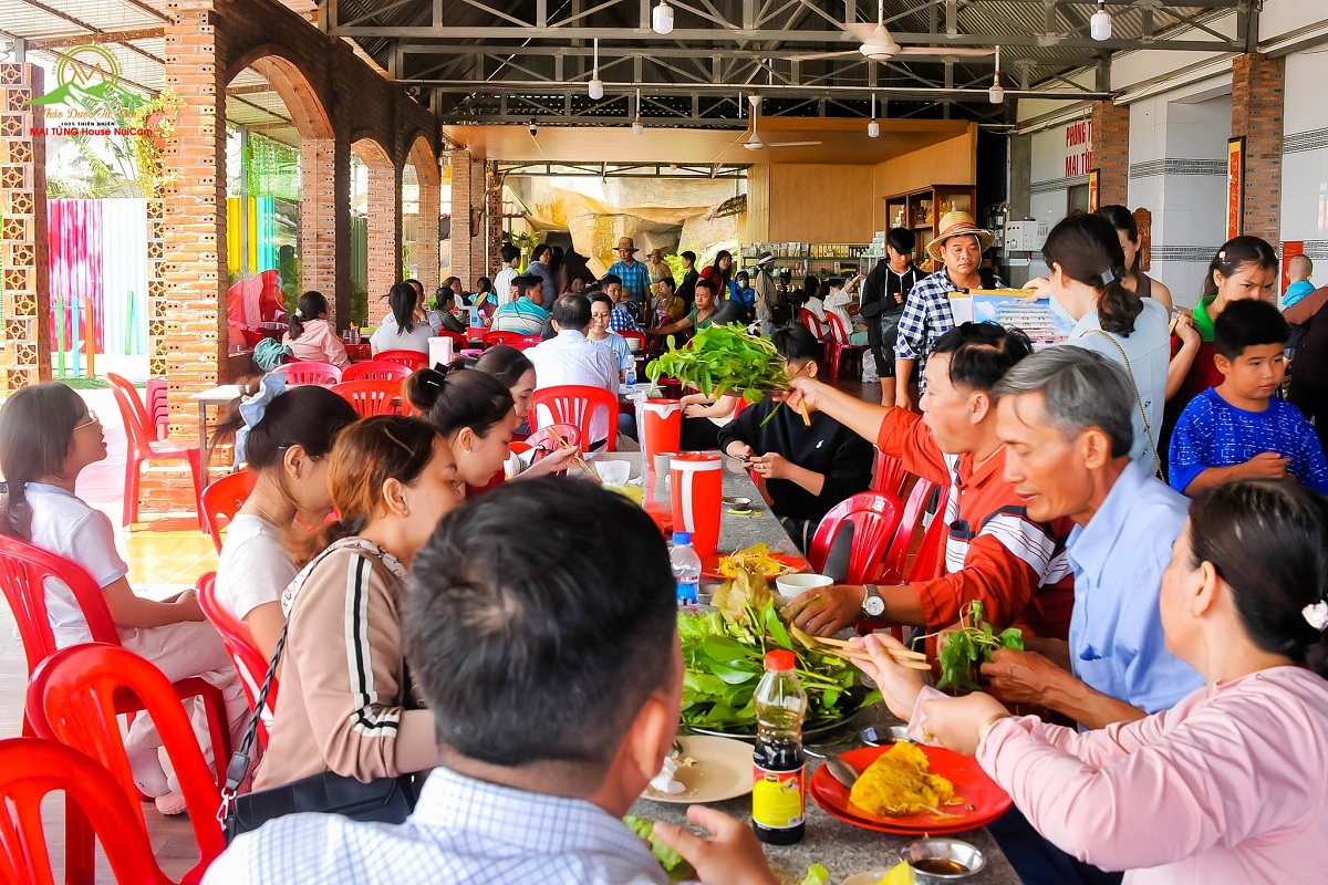 an banh xeo tai mai tung house nui cam