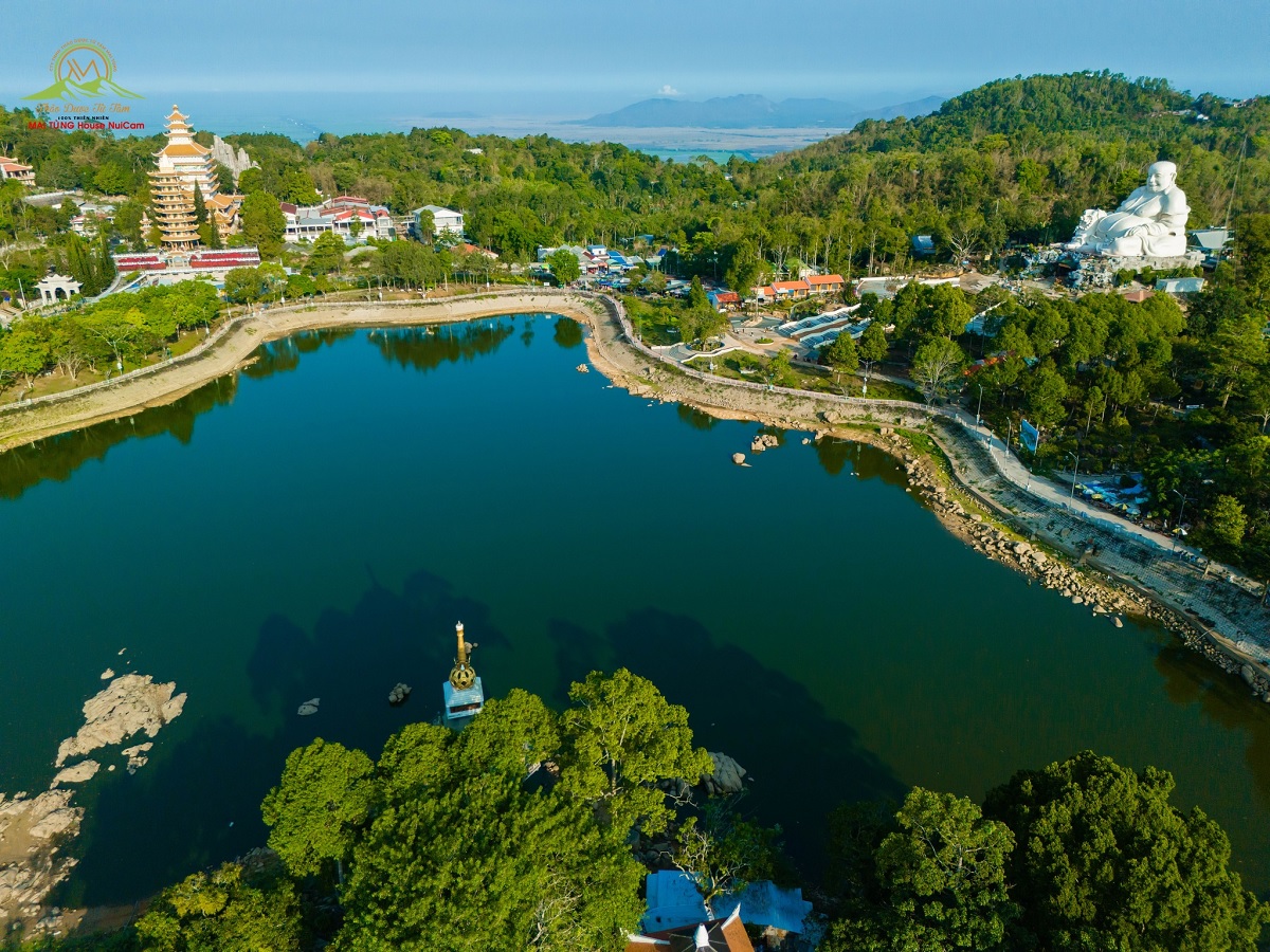 ho thuy liem nui cam