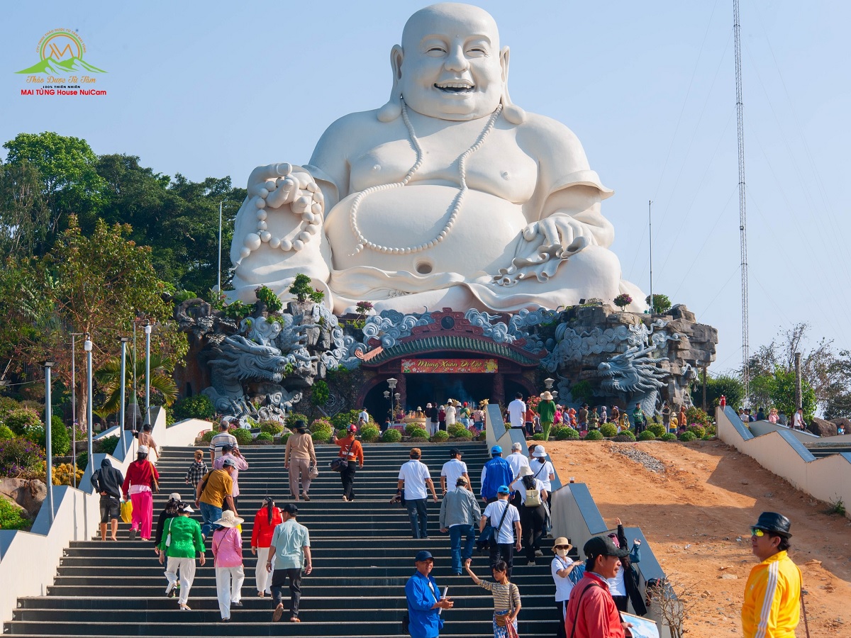 tuong phat di lac nui cam